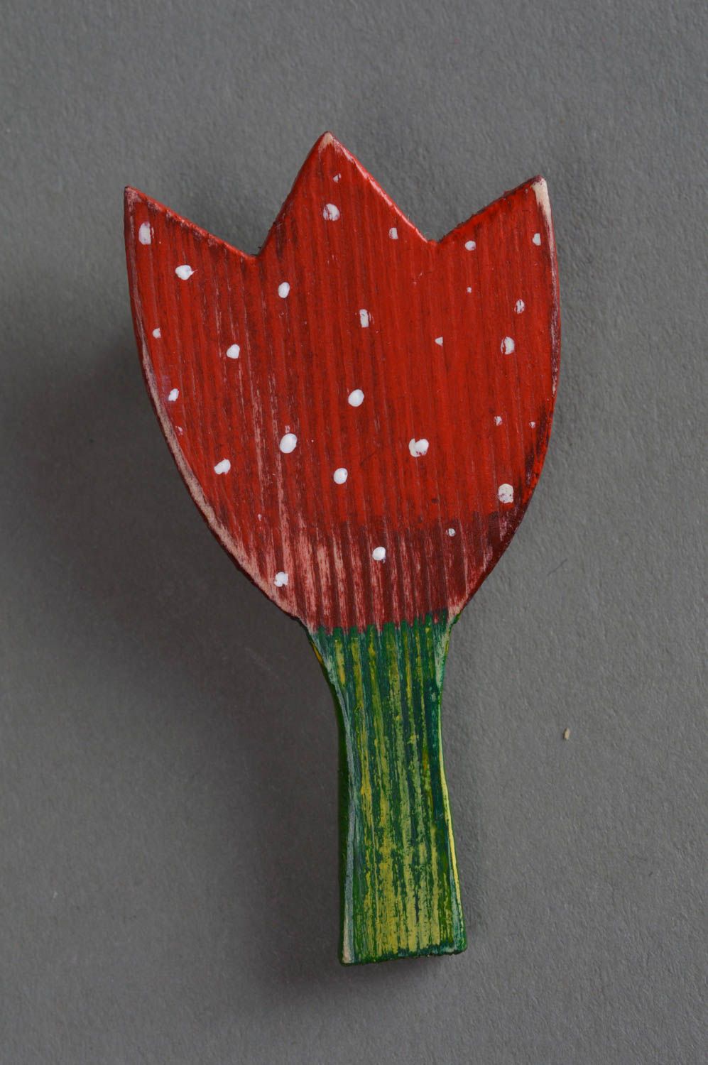 Grande broche en bois peinte rouge faite main originale en forme de tulipe photo 1