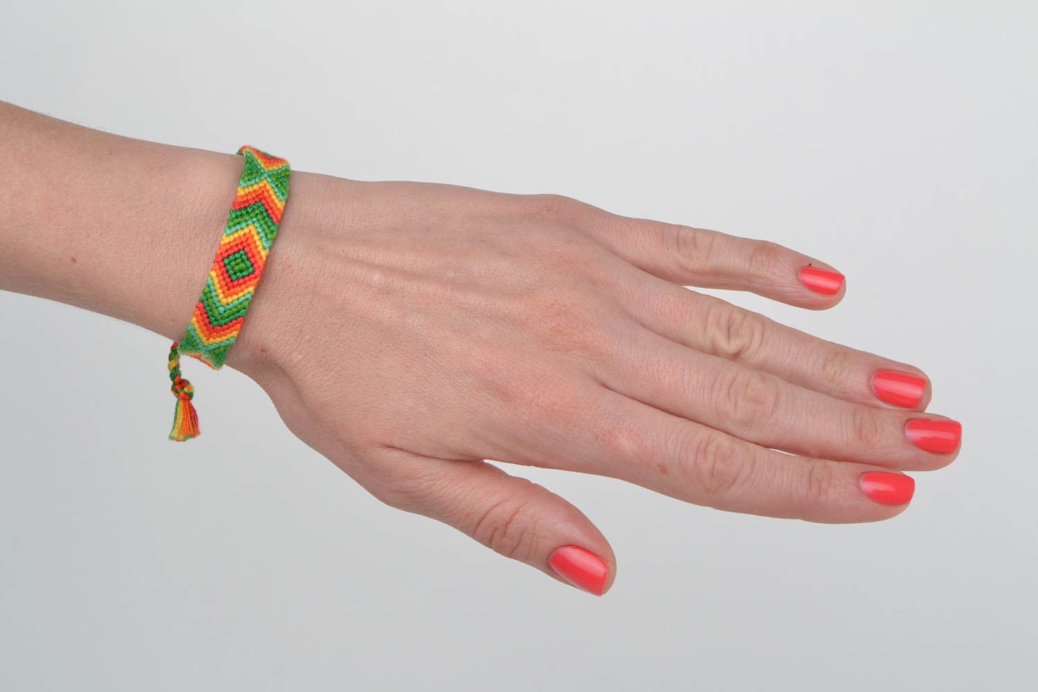 Текстильный браслет яркий плетеный из цветных ниток красивый ручной работы фото 2