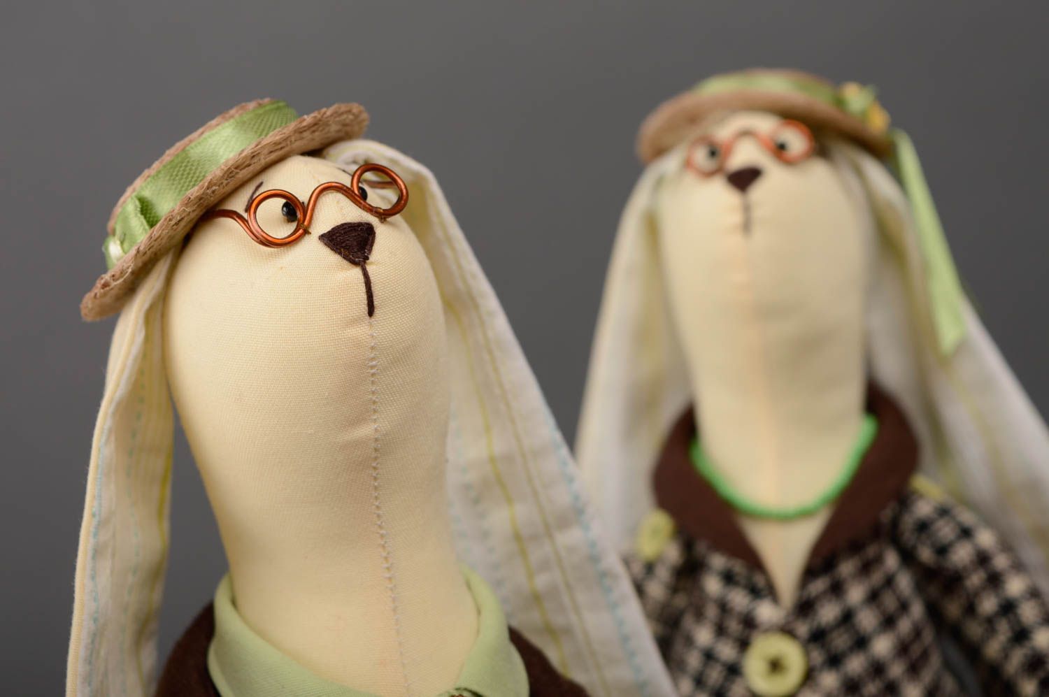 Handmade Kuscheltier Hasen Ehepaar in karierten Jacken  foto 2