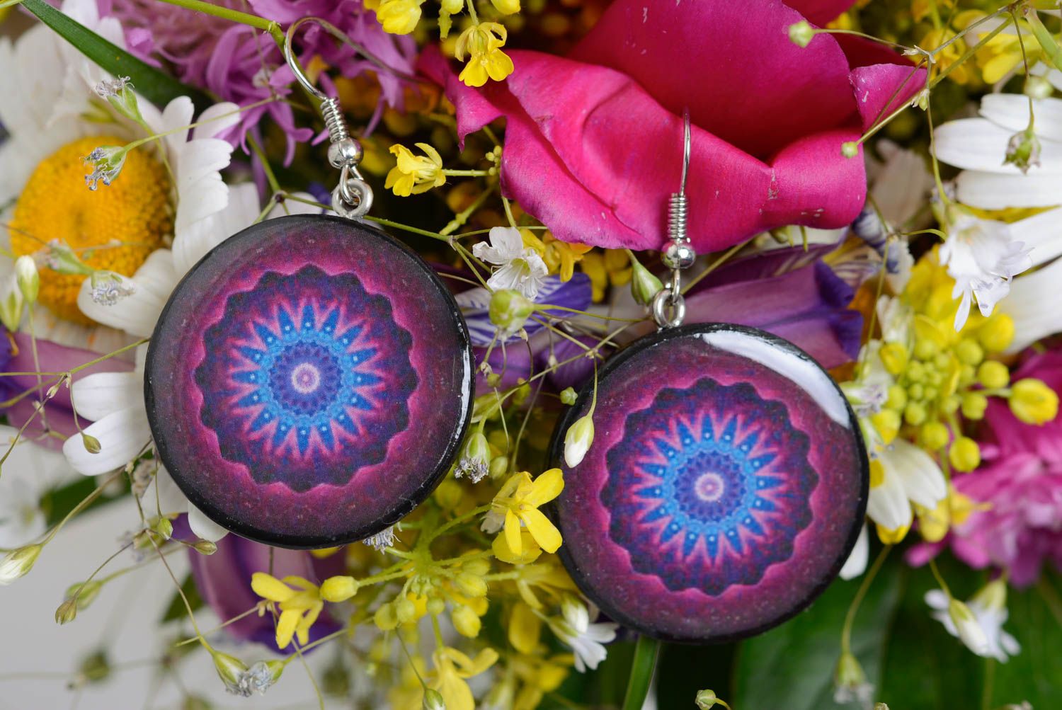 Boucles d'oreilles rondes violettes à motif en pâte polymère faites main photo 1