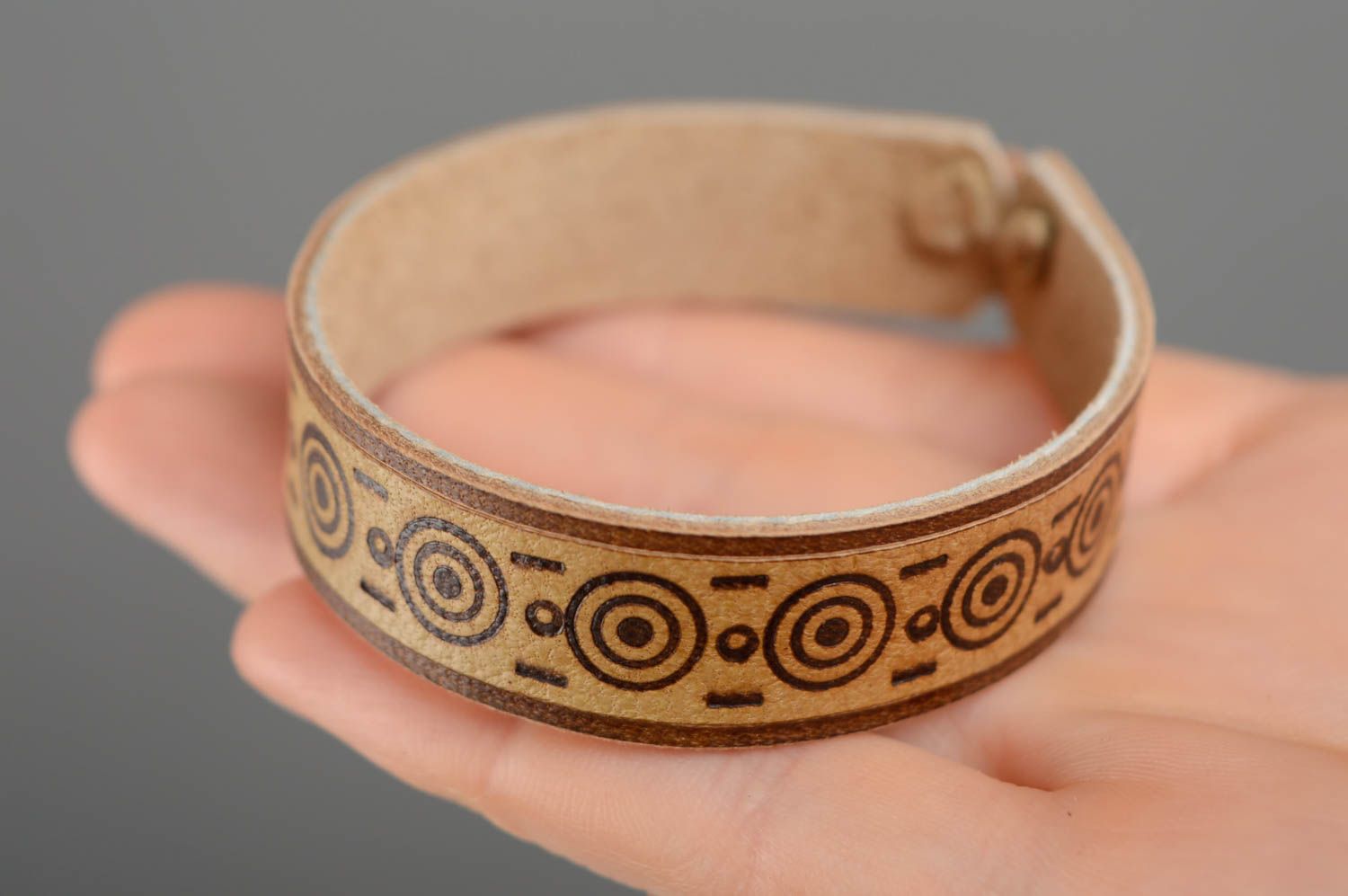 Genuine leather wrist bracelet with pattern photo 4