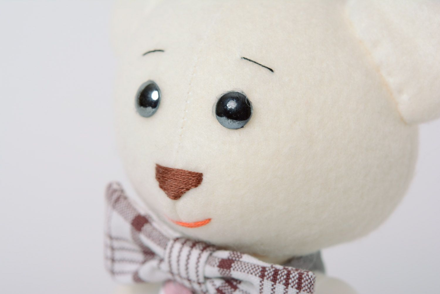 Künstlerisches Interieur Spielzeug Kuscheltier Eisbär im karierten Anzug handmade  foto 2