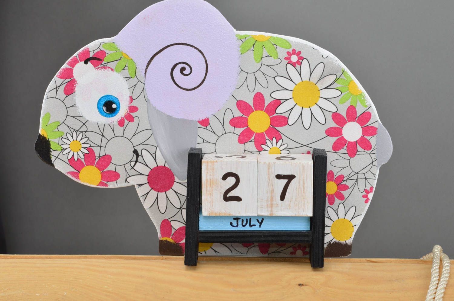 Детский календарь в виде барашка из фанеры декупаж в ромашках ручной работы фото 2