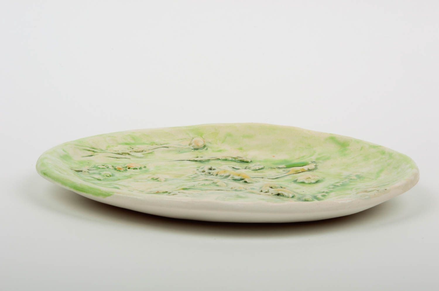 Grüner keramischer flacher Teller aus Ton bemalt schön künstlerische Handarbeit foto 2