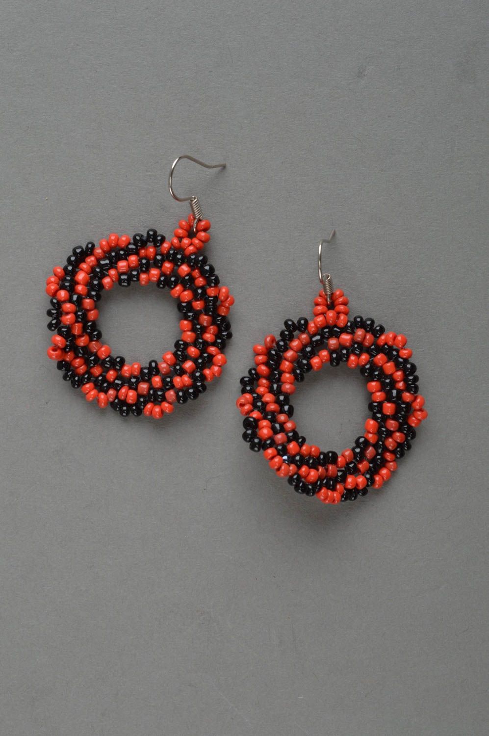 Boucles d'oreilles en perles de rocaille faites main noir et rouge anneaux photo 2