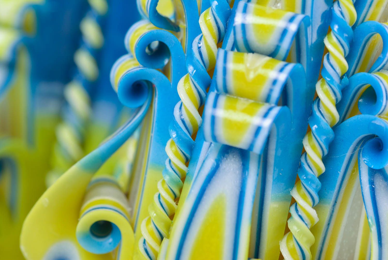 Velas decorativas artesanales de colores amarillo y azul bonitas talladas foto 2