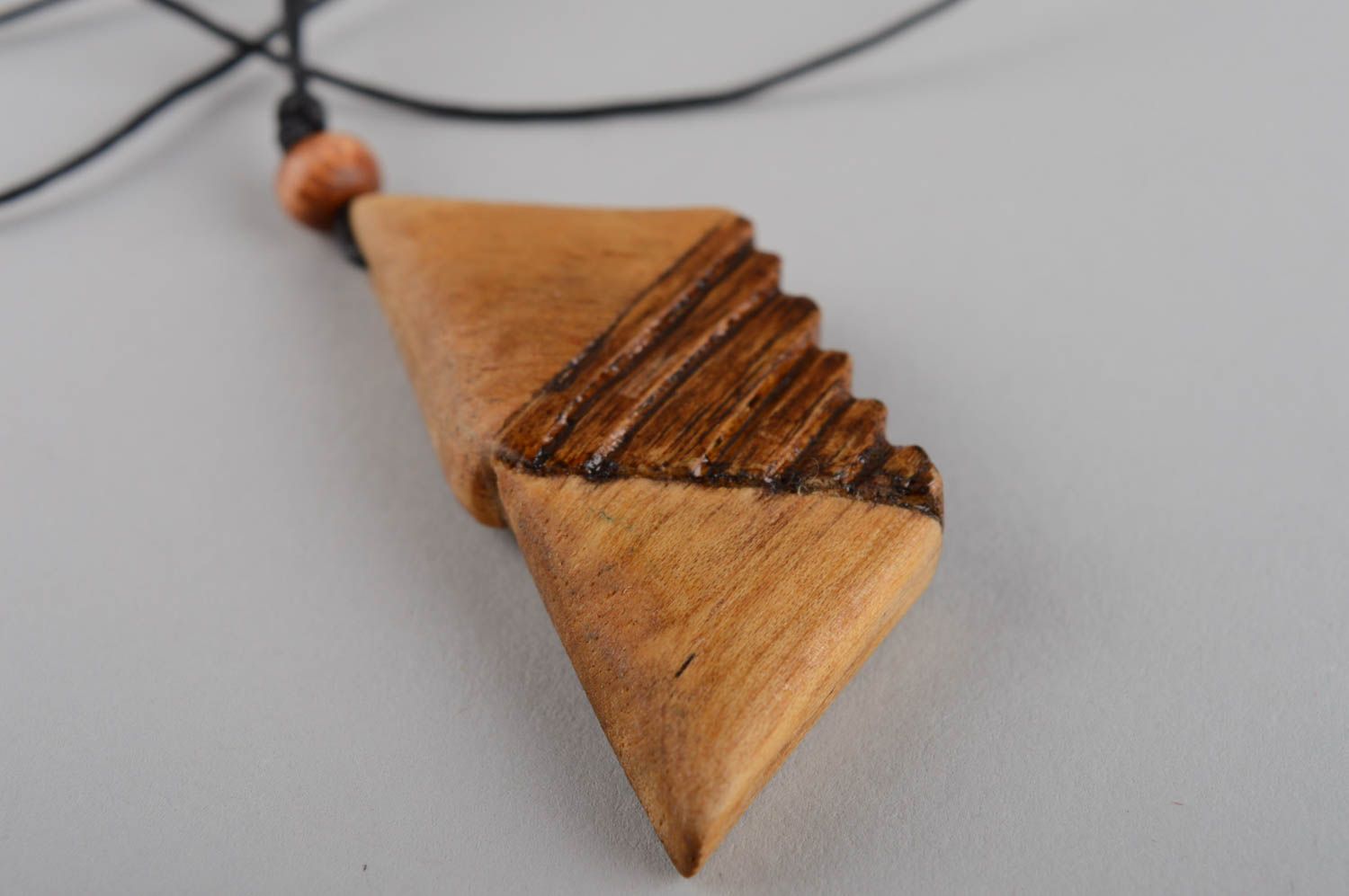 Кулон ручной работы украшение на шею авторский аксессуар из дерева Треугольники фото 10