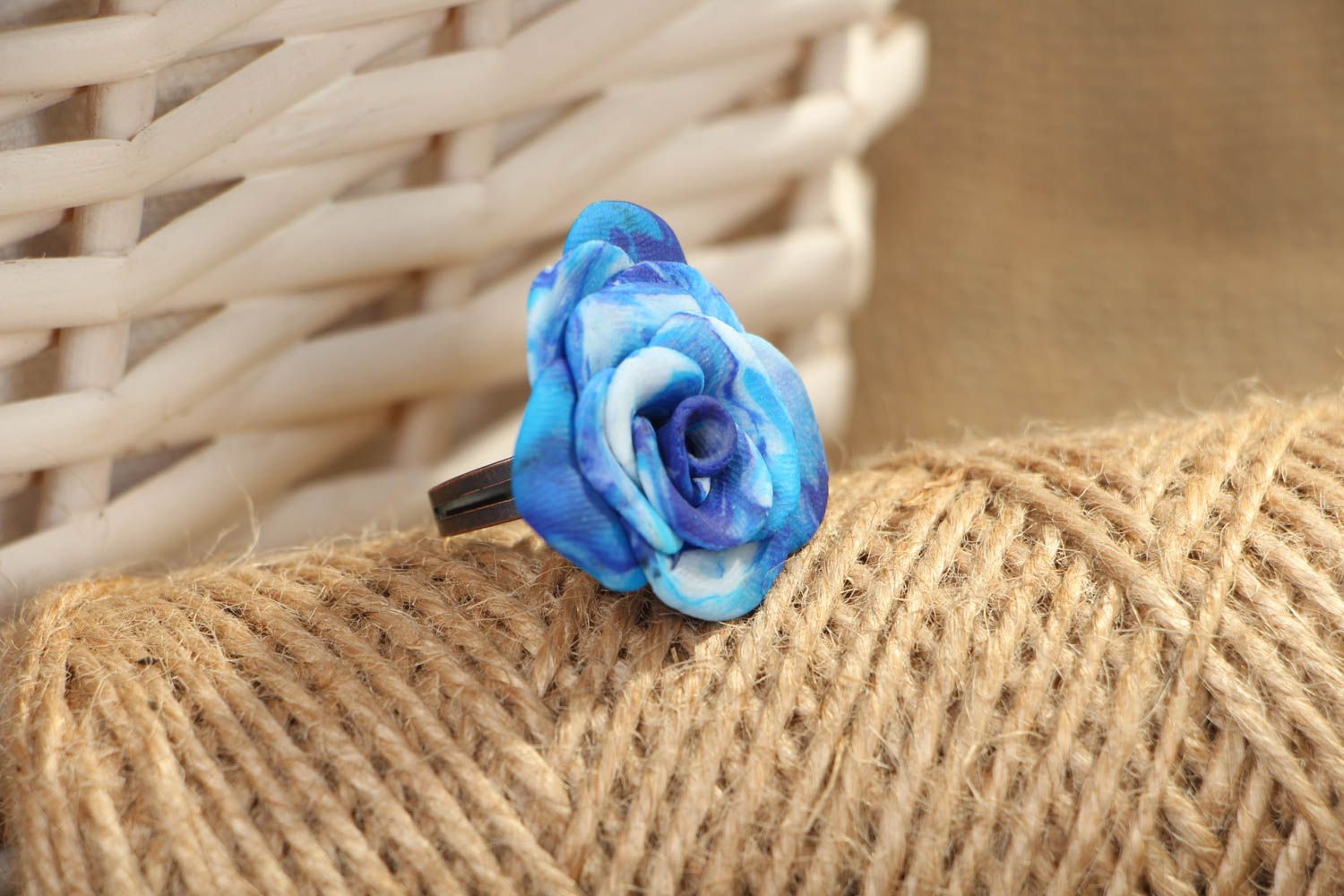 Большое кольцо из полимерной глины Голубая роза фото 4