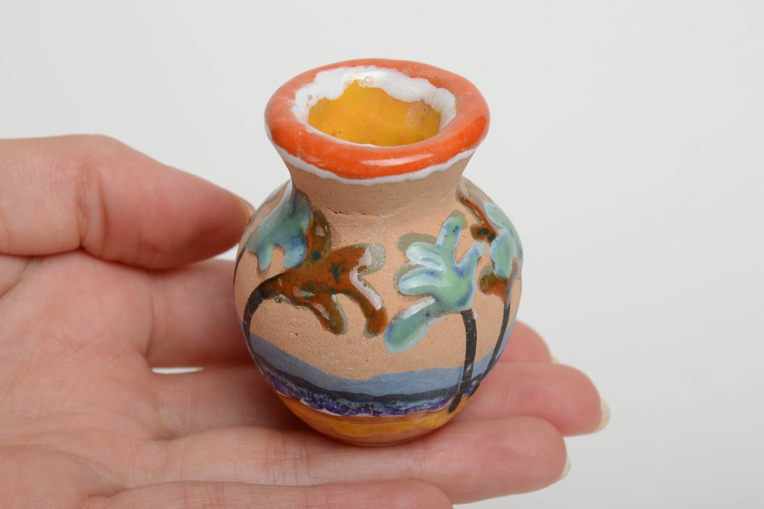 Яркий декоративный глиняный кувшин ручной работы миниатюрный красивый фото 4