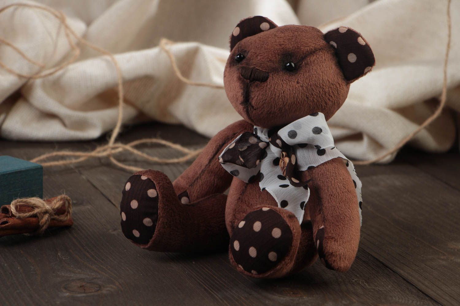 Мягкая игрушка медвежонок из плюша ручной работы милый шоколадного цвета с бантиком фото 1