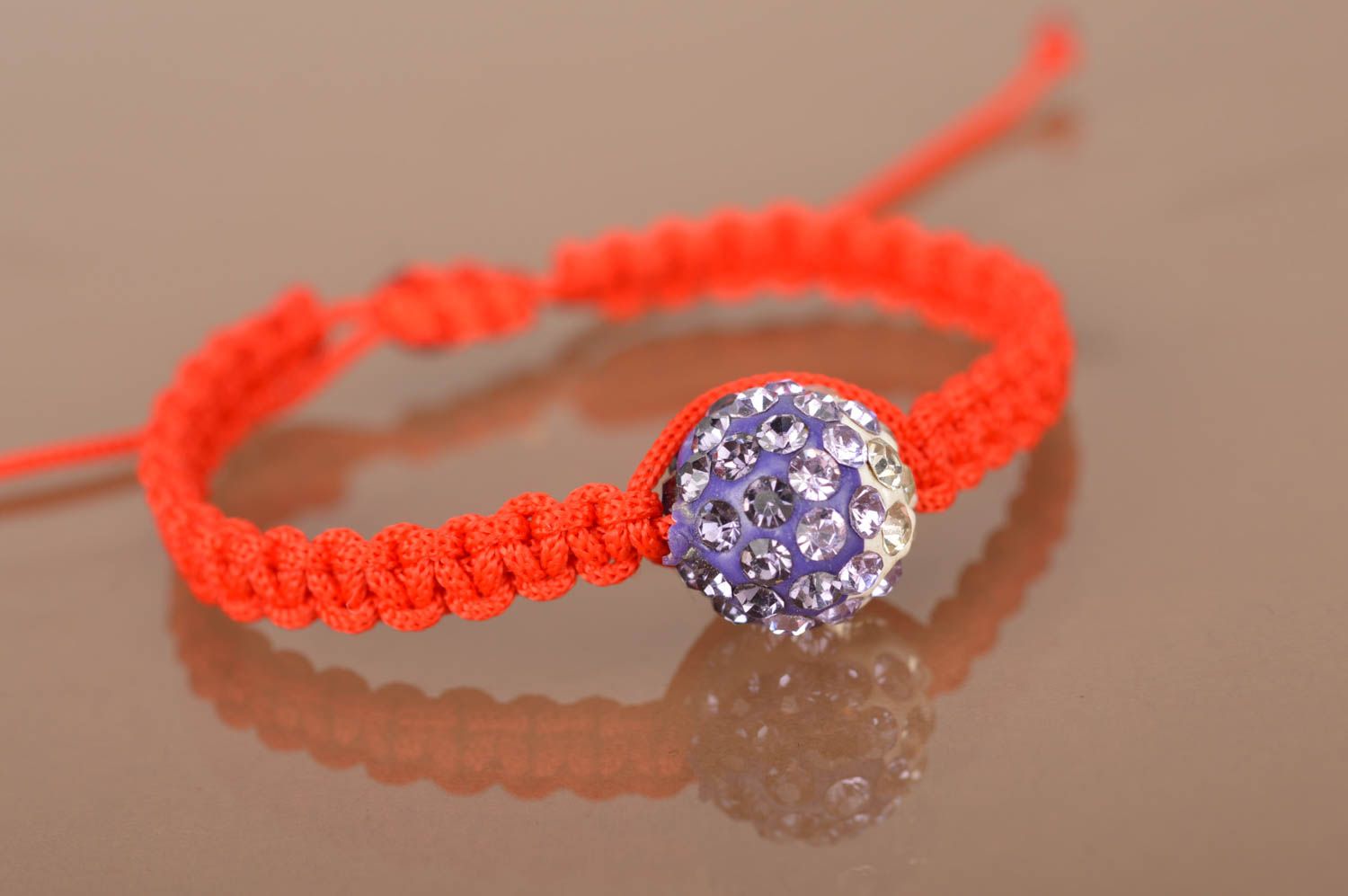 Bracelet fait main fin rouge tressé en lacet ciré avec perle de strass mauve photo 3