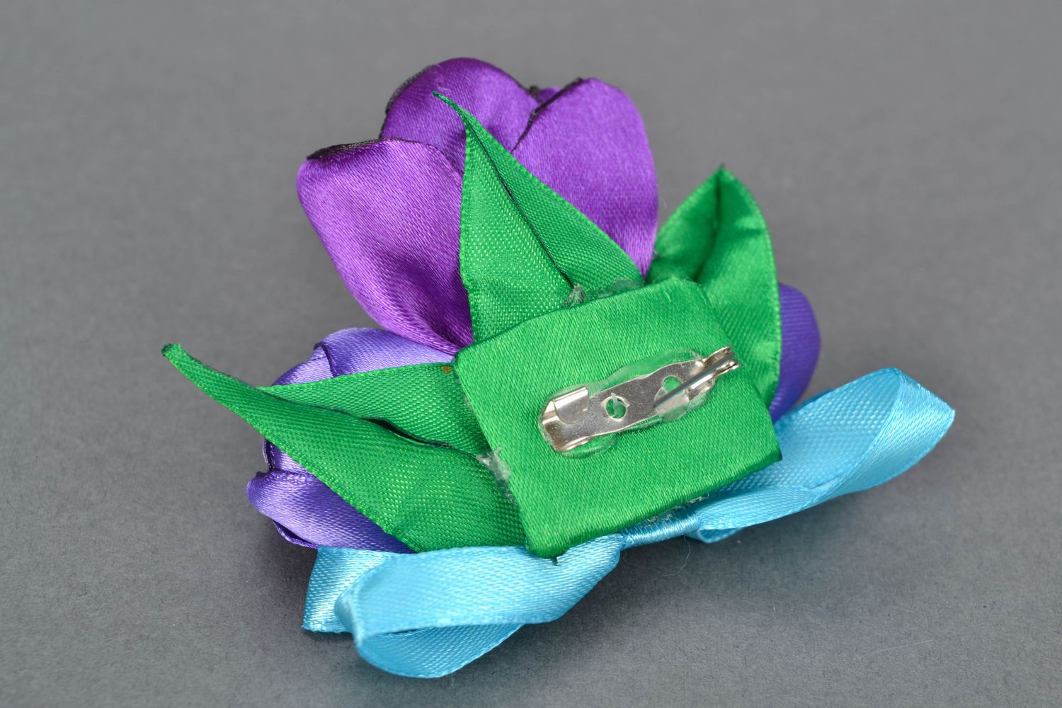 Broche de tela de raso delicado con forma de flor foto 4