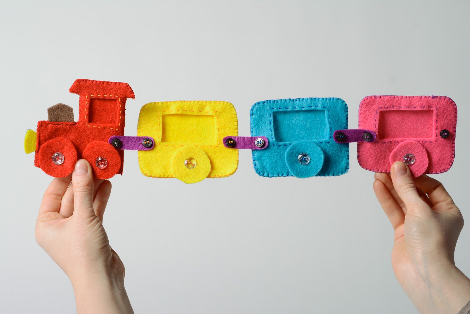 Juguete educativo tren artesanal multicolor de fieltro con botones infantil foto 2