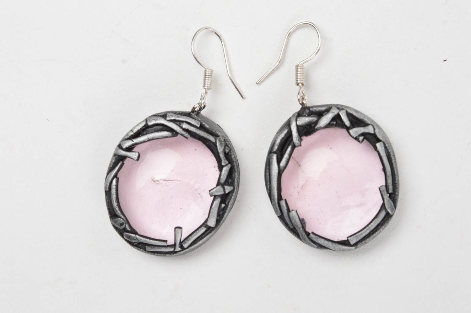 Boucles d'oreilles en verre et pâte polymère faites main roses rondes design photo 2