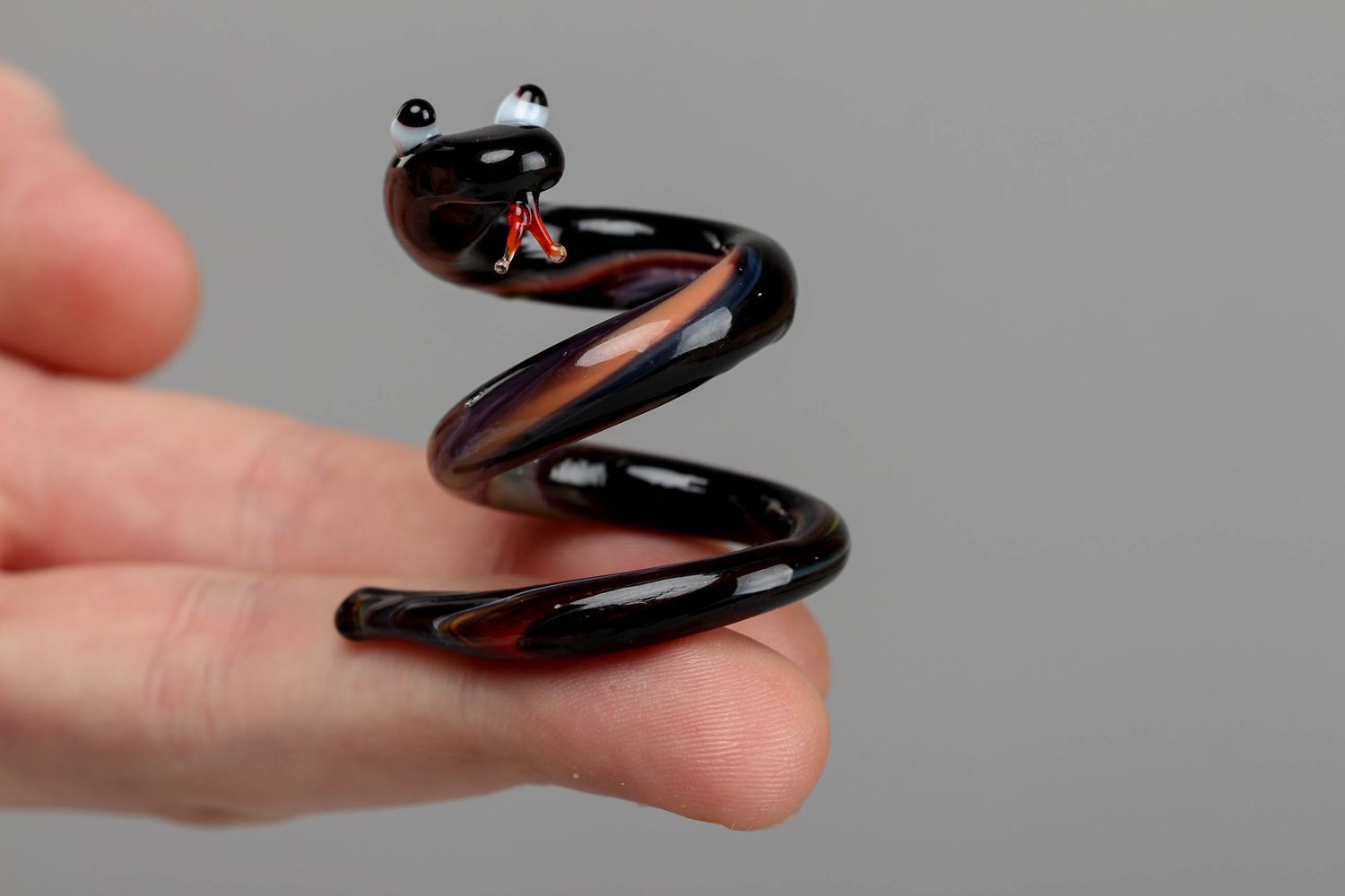 Фигурка змеи из стекла в технике лэмпворк фото 4
