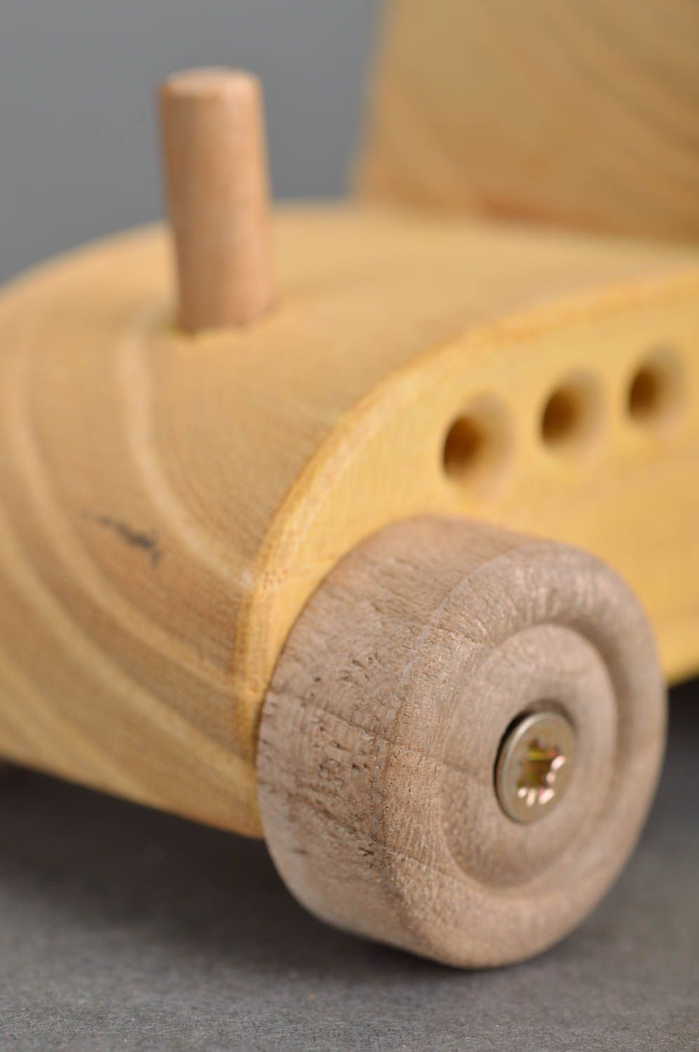 Juguete de madera ecológico original para niños hecho a mano tractor bonito foto 4