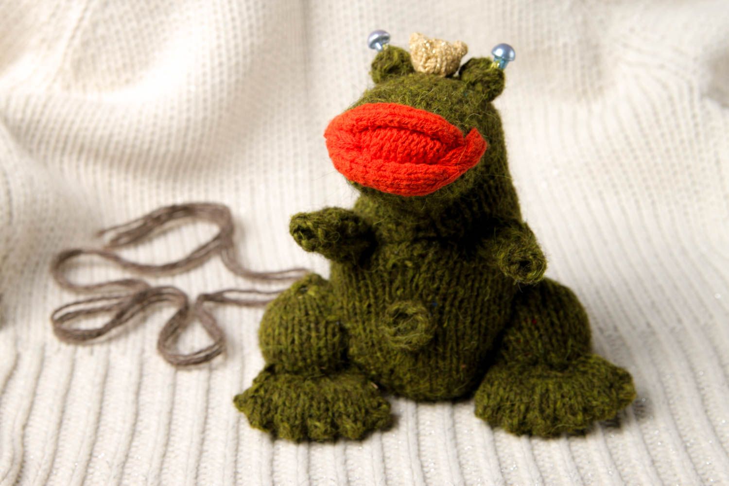 Jouet tricoté Peluche grenouille faite main Cadeau unique enfant au tricot photo 1