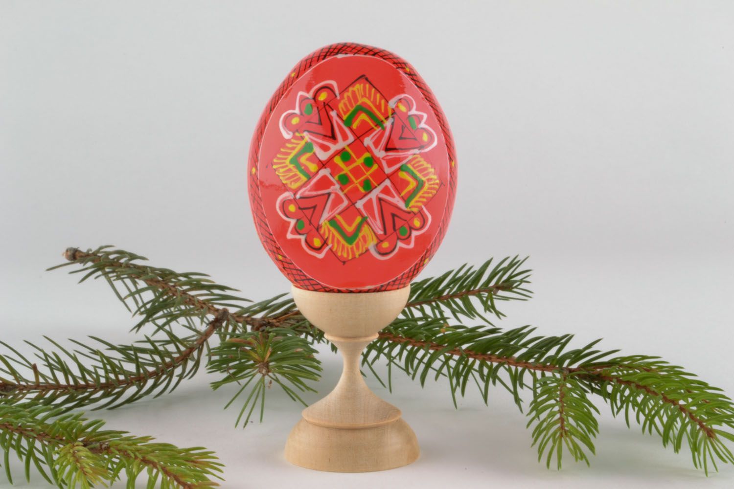 Huevo de Pascua de madera rojo foto 1