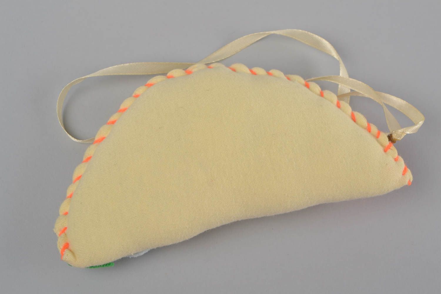 Мягкая игрушка вареник из ткани ручной работы оригинальная на петельке фото 5