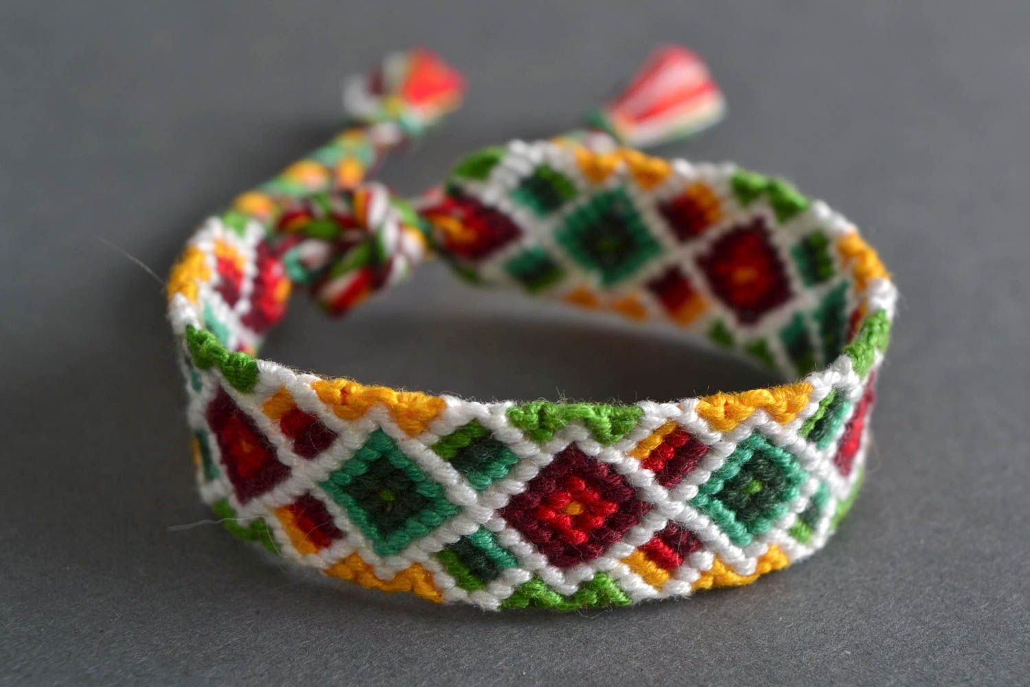 Bracelet en macramé de fils moulinés tressé multicolore motif losange fait main photo 1