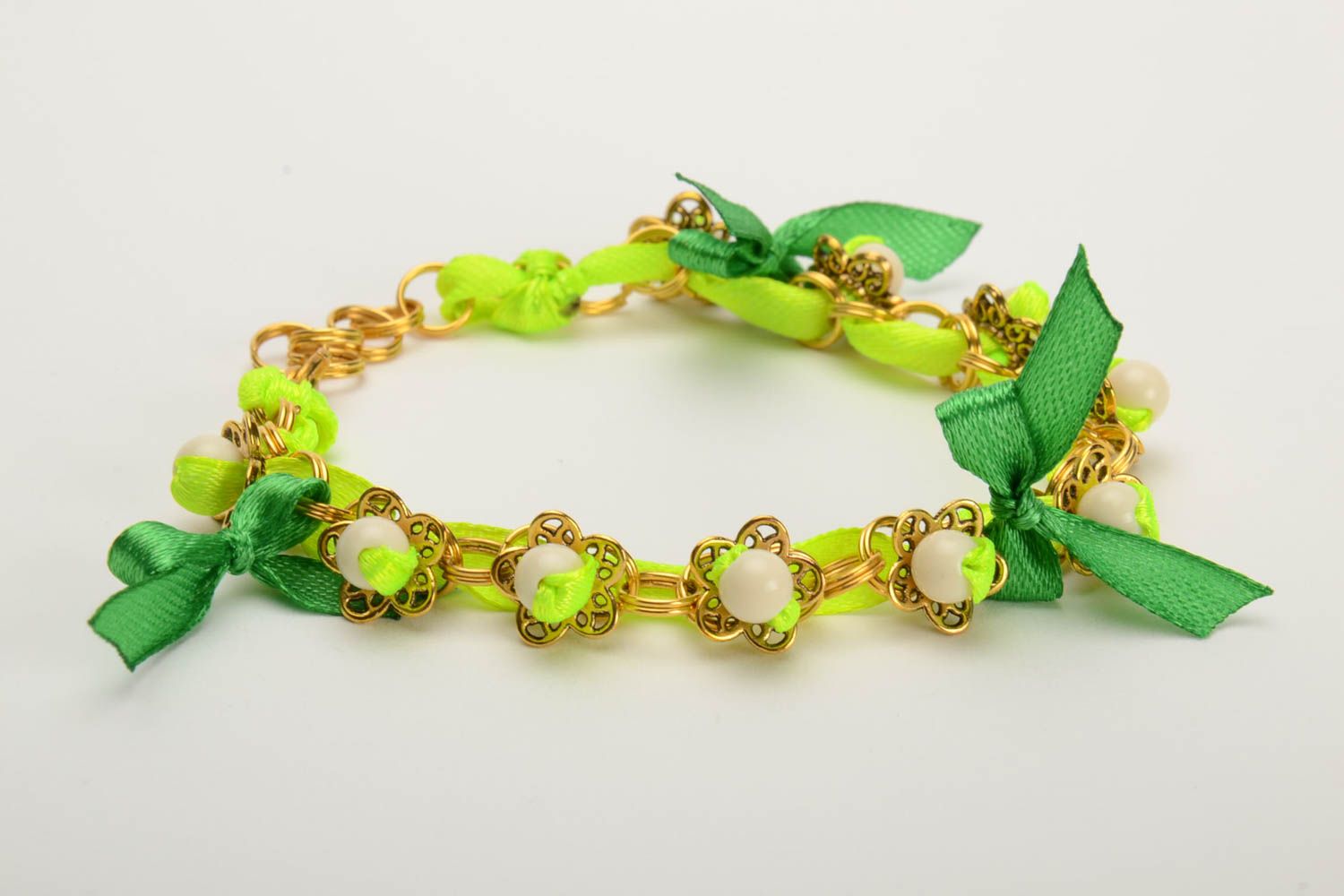 Handgemachtes schönes grünes Armband mit Glaskugeln und Metall für Sommer Looks foto 4