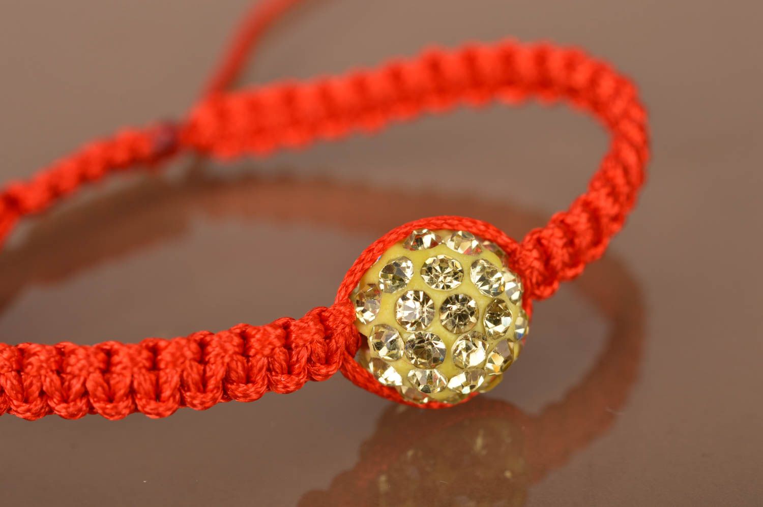 Яркий красный браслет из вощеных шнурков с большой желтой бусиной ручная работа фото 3