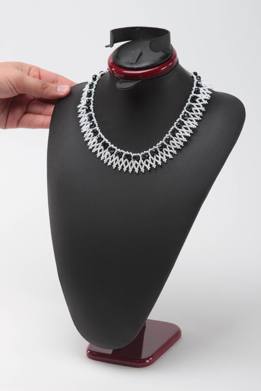 Collier perles rocaille Bijou fantaisie fait main blanc noir Accessoire femme photo 5