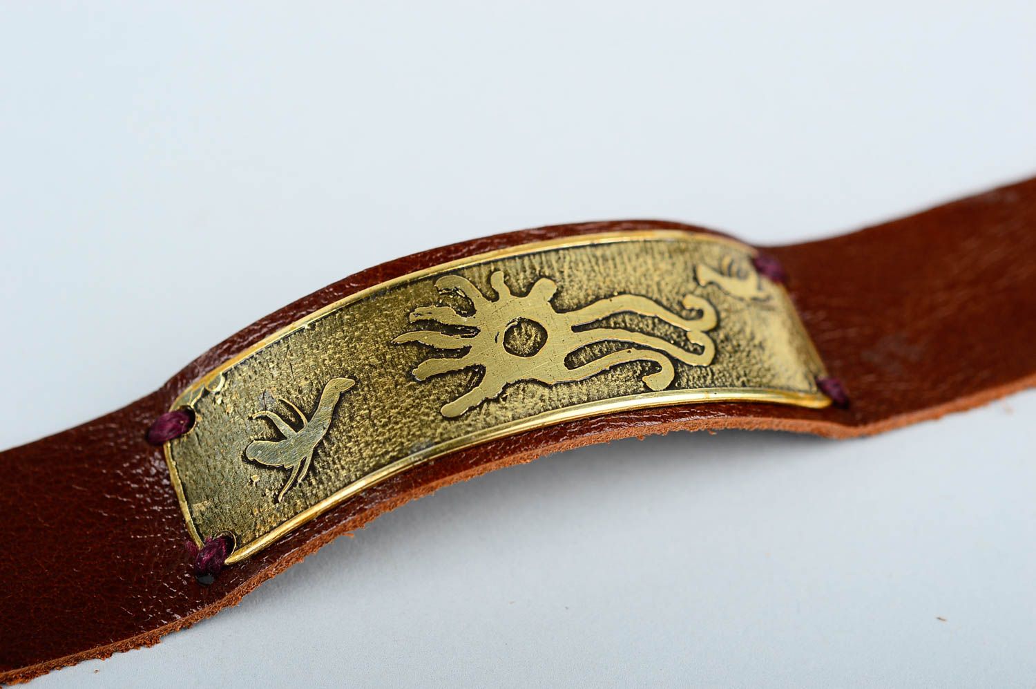 Кожаный браслет ручной работы авторский браслет на руку украшение из кожи фото 4