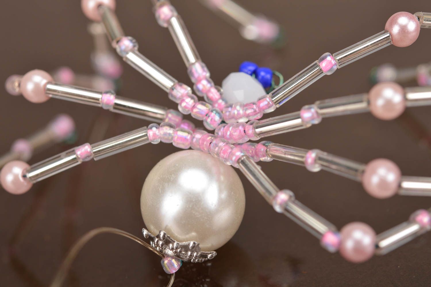 Décoration à suspendre araignée rose blanc en perles de rocaille faite main photo 5