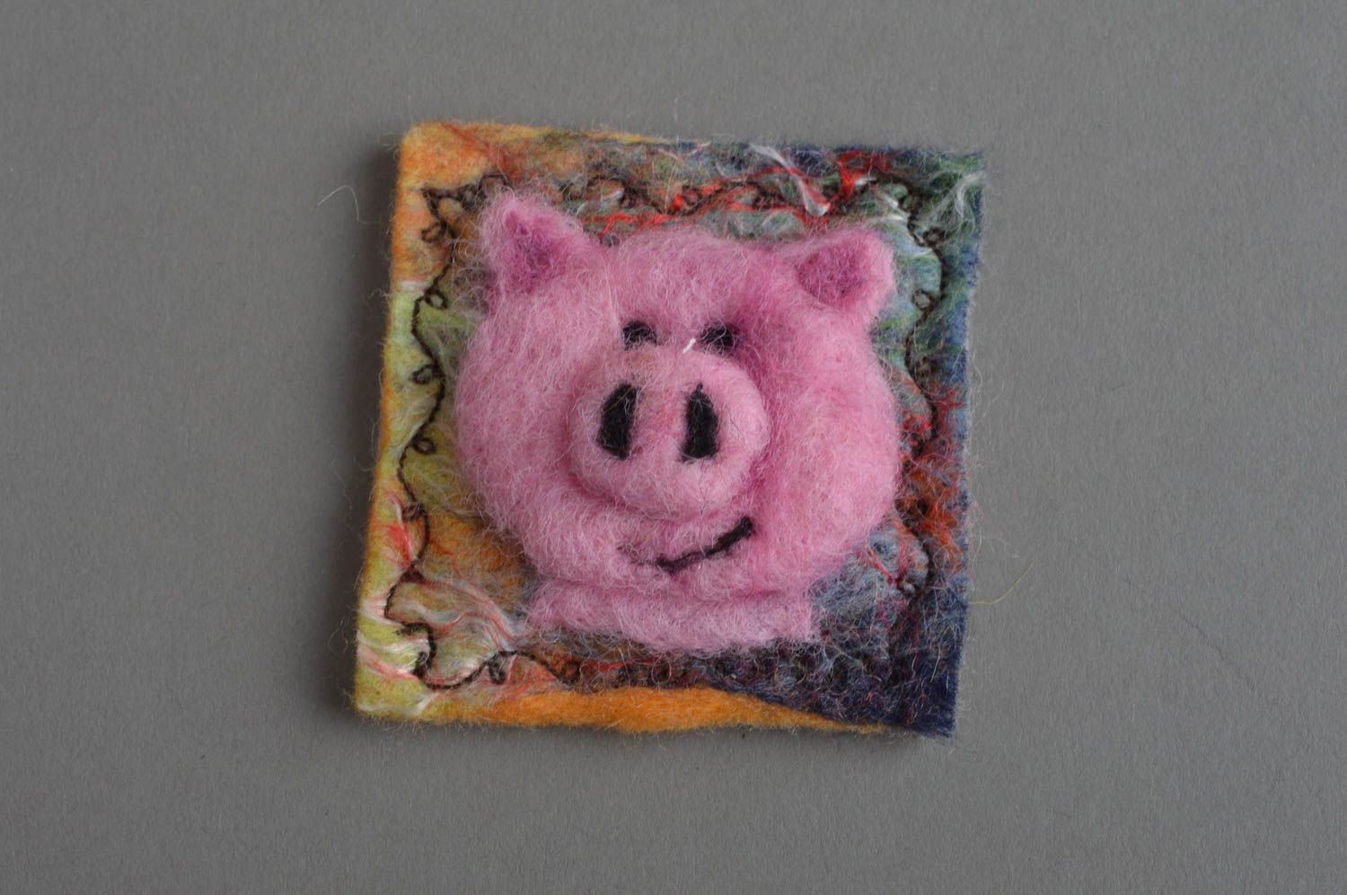 Aimant frigo en laine carré technique de feutrage fait main avec cochon rose photo 3