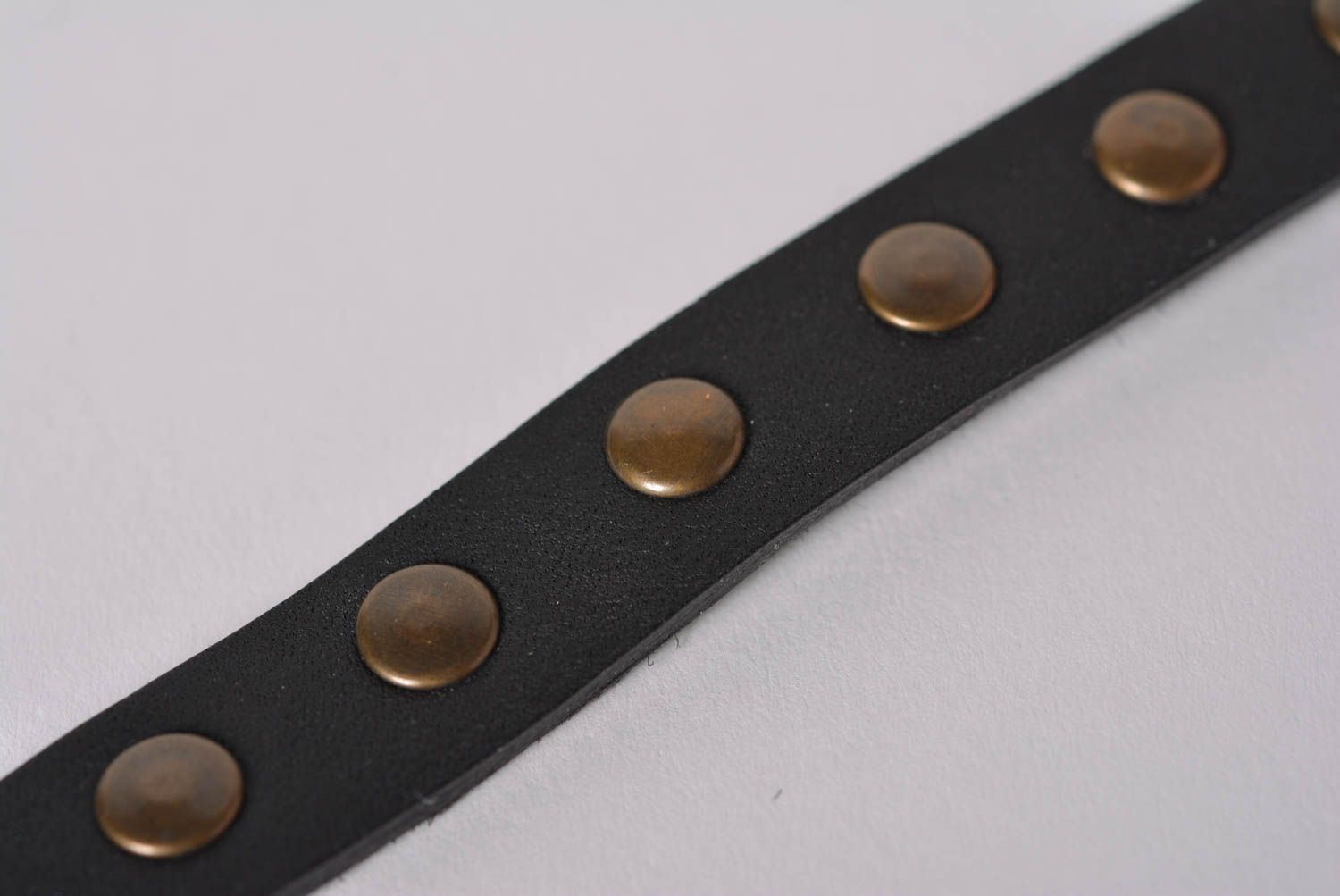 Авторский браслет на руку хенд мейд кожаный браслет черный украшение из кожи фото 5