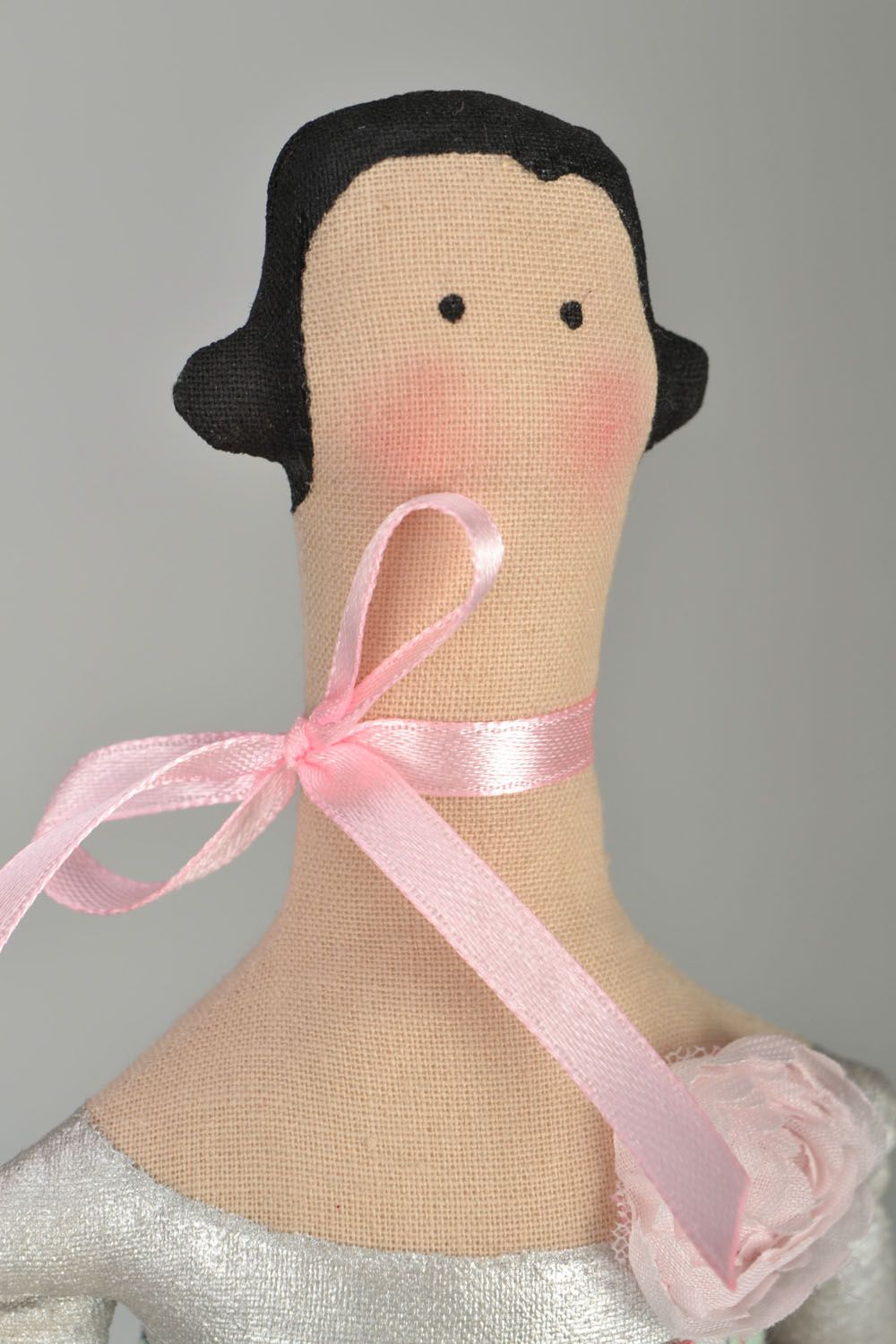 Muñeca artesanal en el vestido foto 4