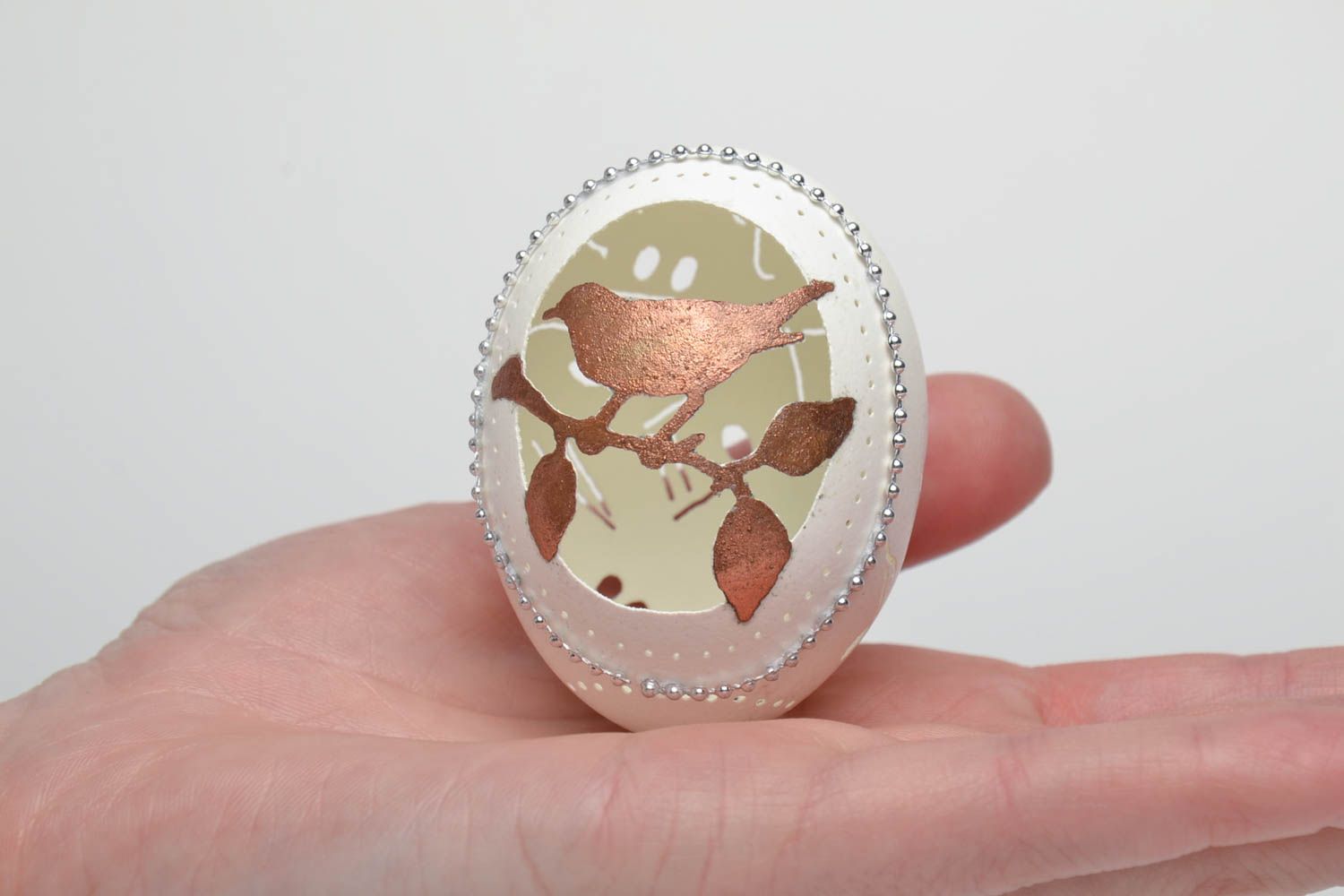 Engraved chicken egg with bird pattern photo 5