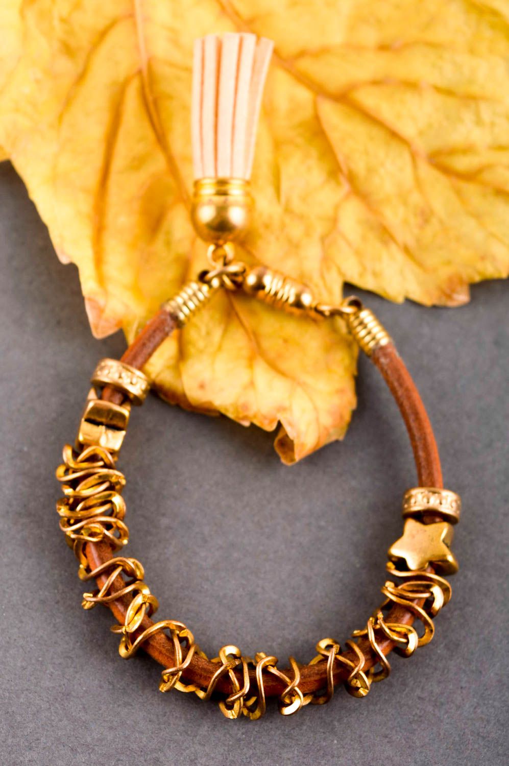 Bracelet en cuir et laiton Bijou fait main fin design original Cadeau femme photo 1