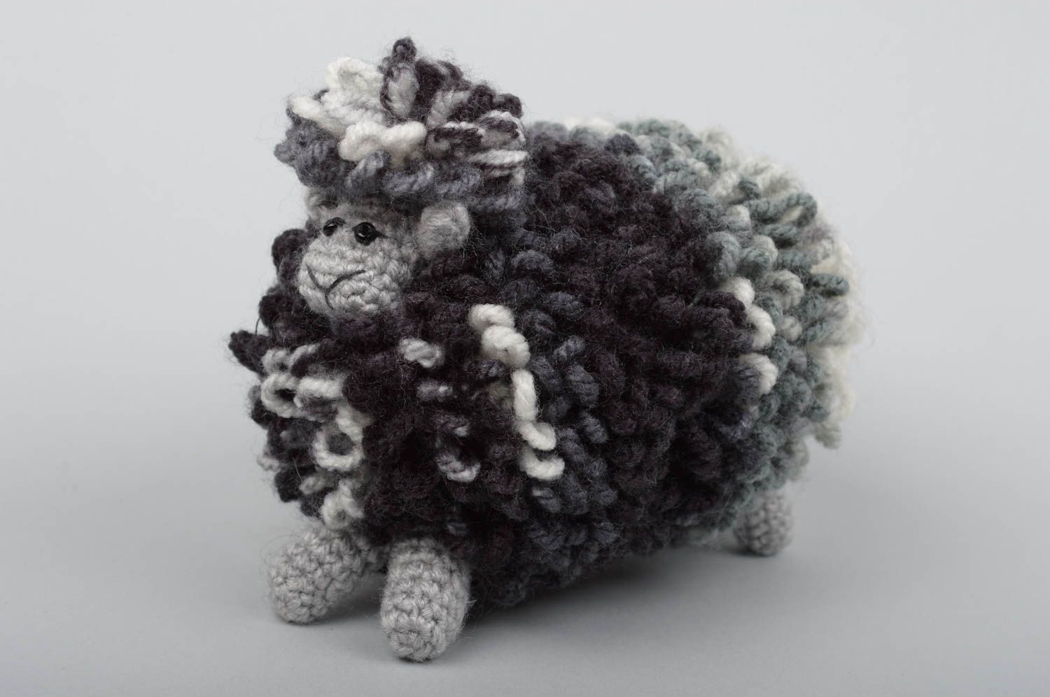 Jouet fait main Peluche mouton noir Jouet enfant tricoté en fils acryliques photo 1
