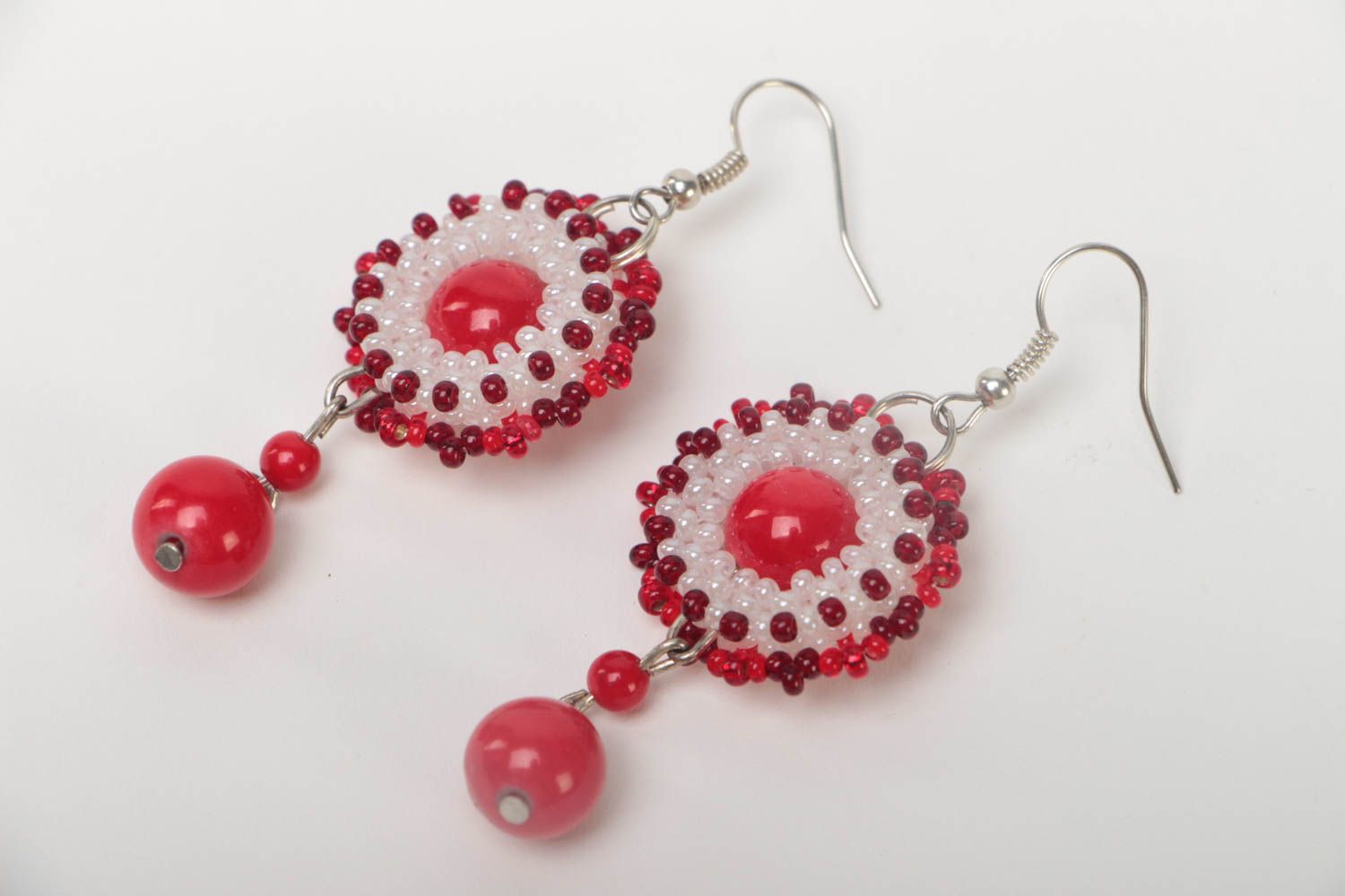 Boucles d'oreilles en perles de rocailles fantaisie faites main rouge blanc photo 2