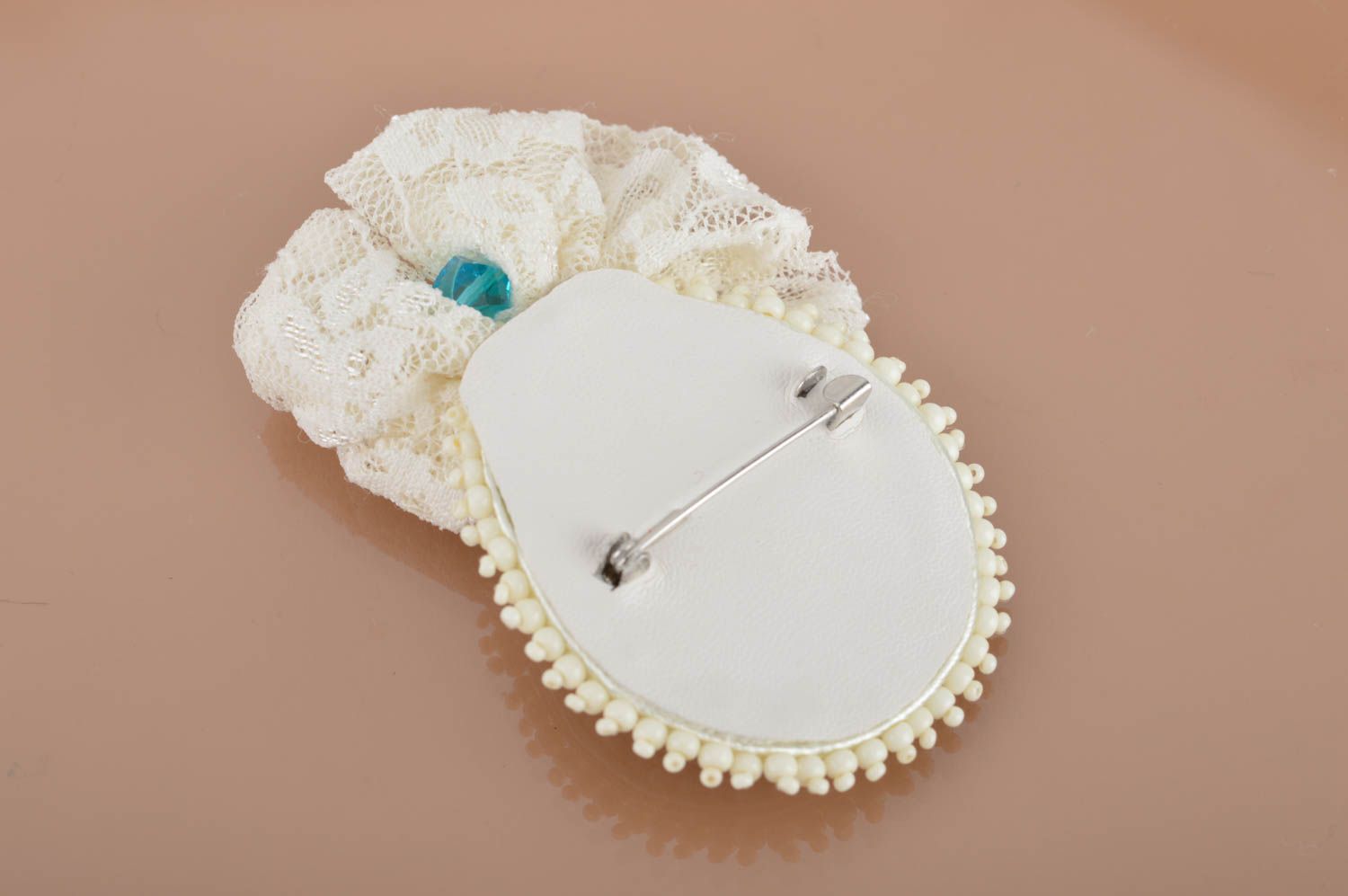 Handgemachte helle Soutache Brosche mit Schleife in Weiß und Türkis für Damen  foto 5