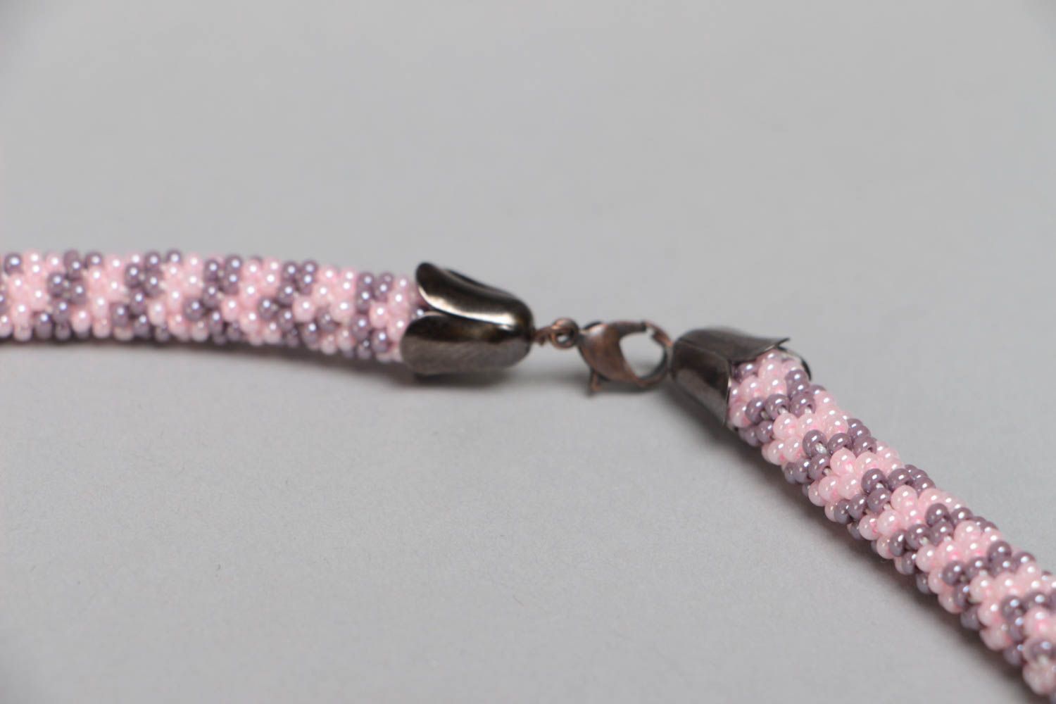 Collar de abalorios con cuentas colgantes rosado gris artesanal bonito foto 4