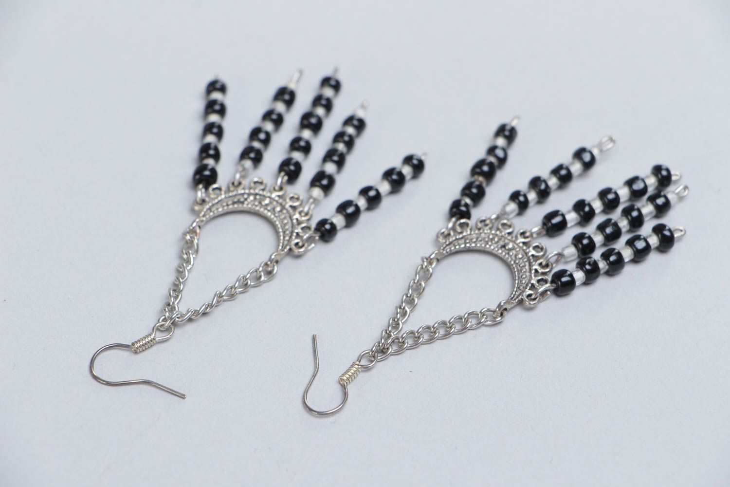 Lange handgemachte schwarz weiße Metall Ohrringe mit Glasperlen originell  foto 4