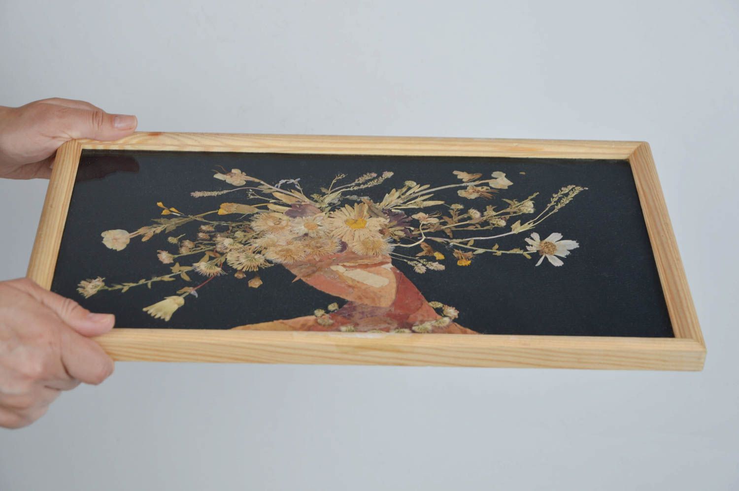 Tableau en fleurs séchées sur fond noir fait main dans cadre en bois Fille photo 3