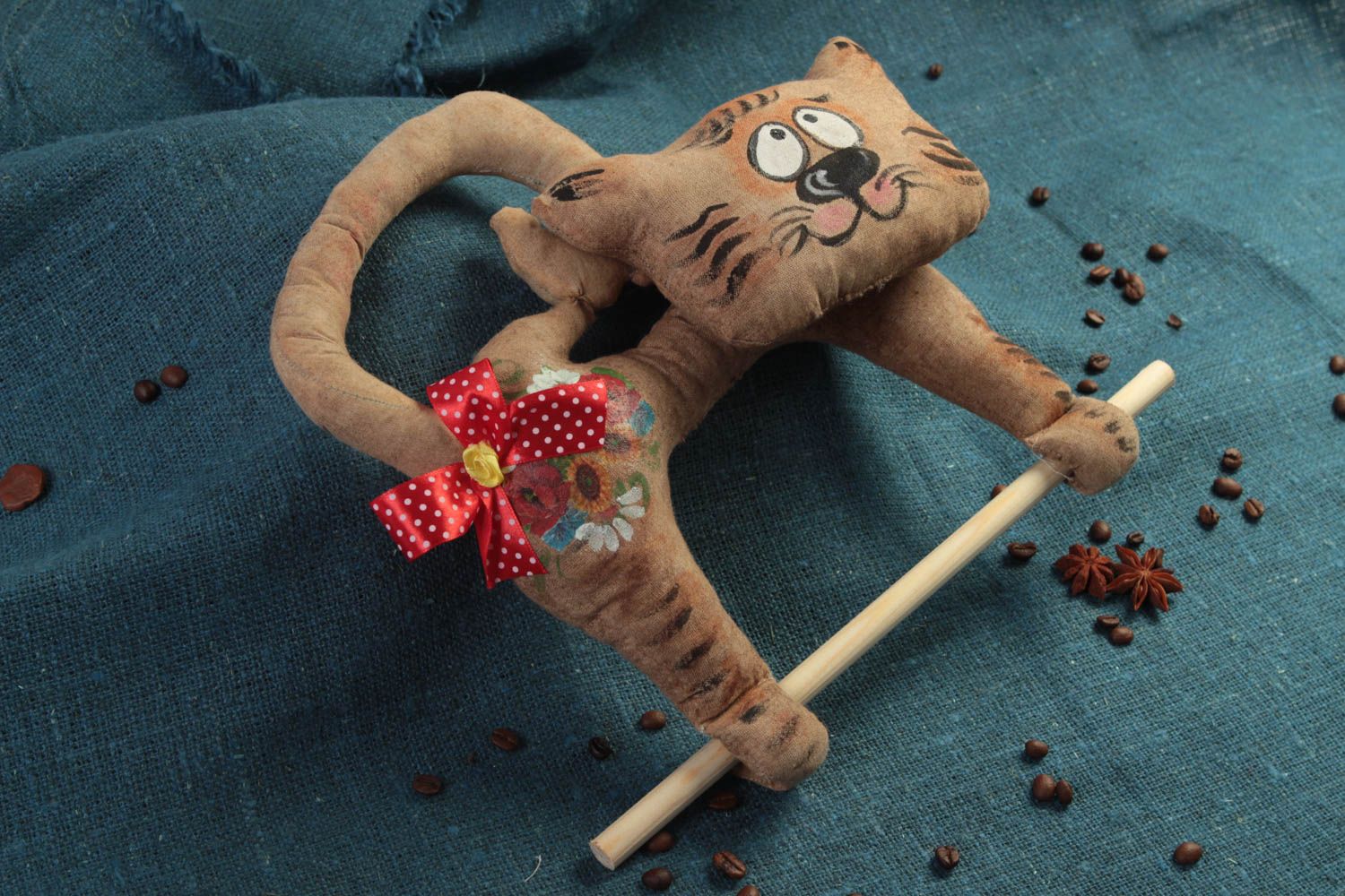 Кот держатель ручной работы для аксессуаров с красным бантиком мягкая игрушка  фото 1