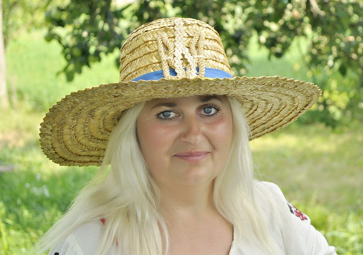 Der mit Symbolik der Ukraine dekorierte Hut foto 2