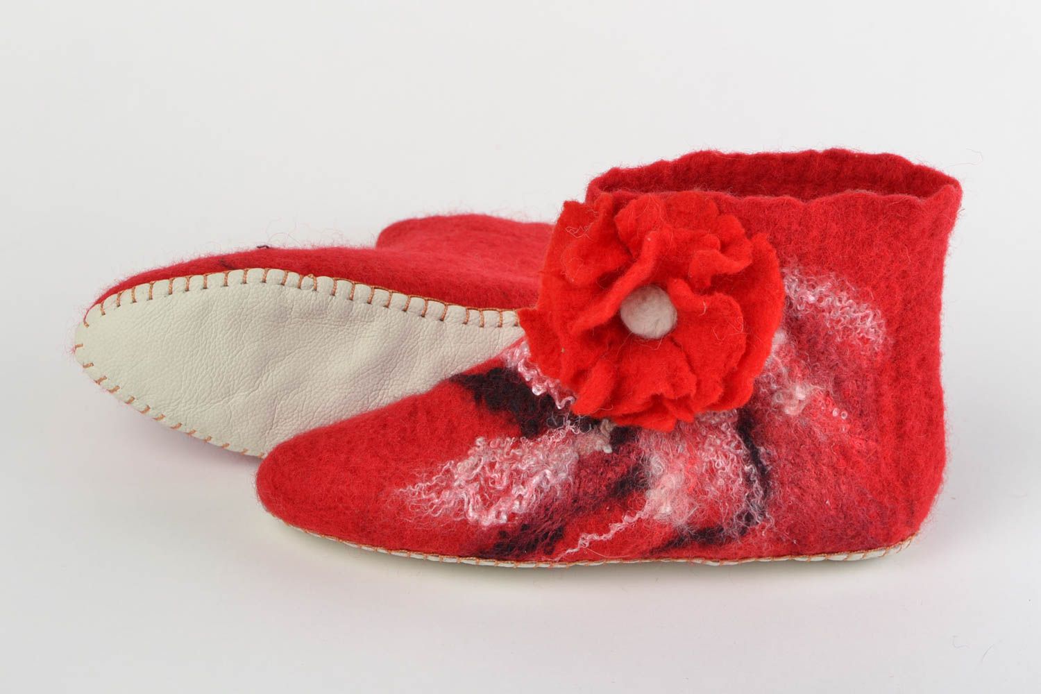Las zapatillas de casa de lana en técnica de fieltro húmedo artesanales rojas foto 4