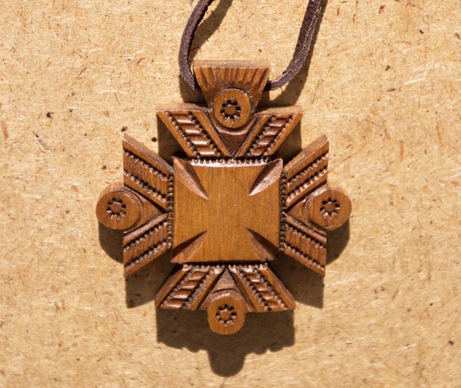 Croce di legno da collo fatta a mano Croce intagliata in legno con laccio
 foto 1