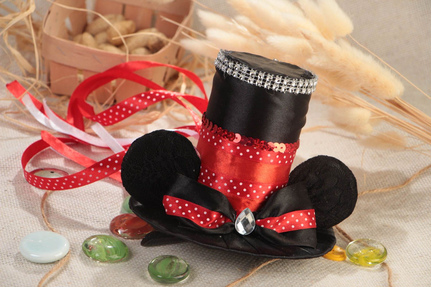 Pinza para el pelo artesanal negra con forma de gorra adornada con cintas bonita  foto 1