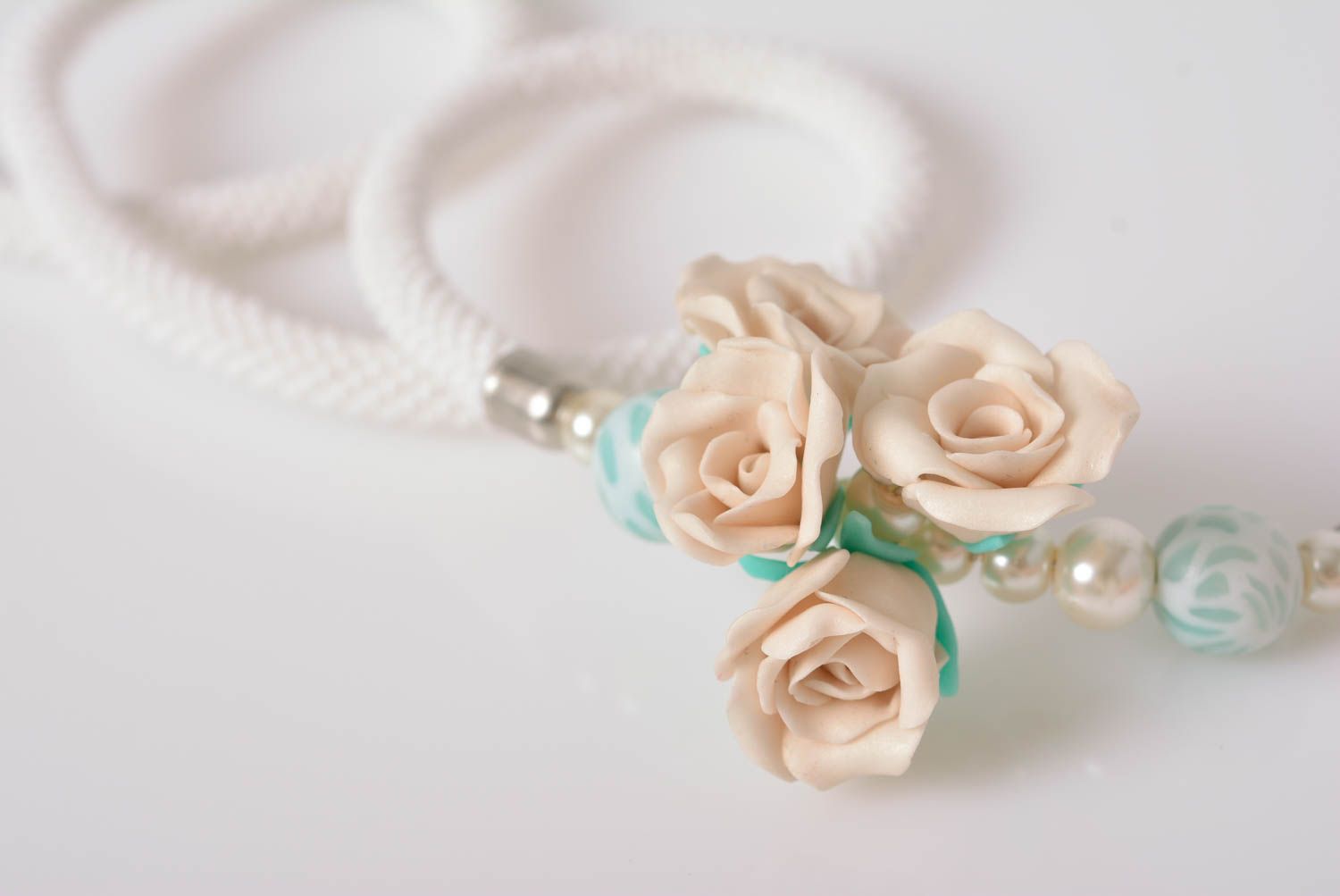 Originelles handmade Armband aus Glasperlen mit Blumen aus Polymerton für Damen foto 2