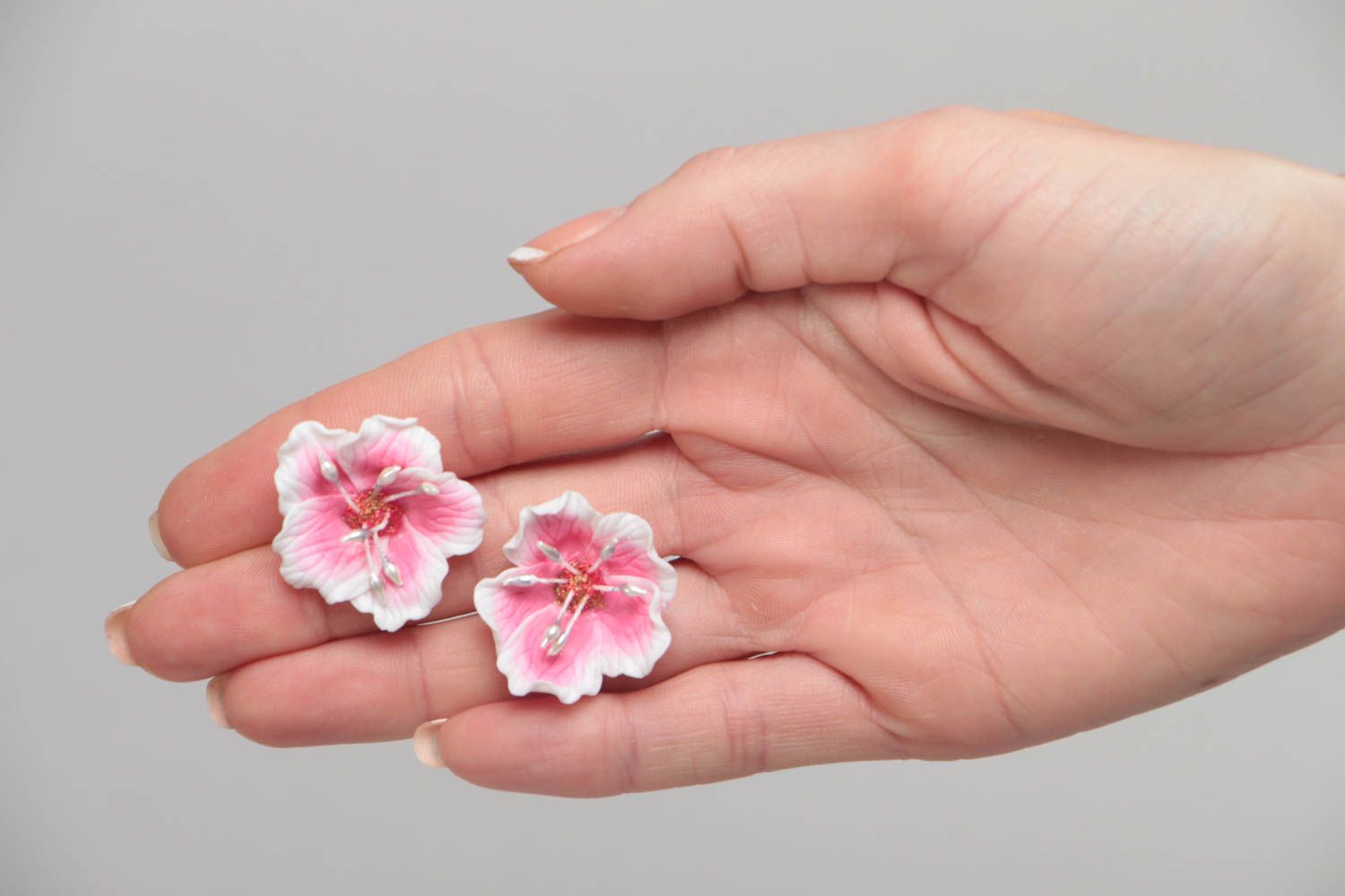 Pendientes clavos con flores de arcilla polimérica artesanales blancos rosados foto 5