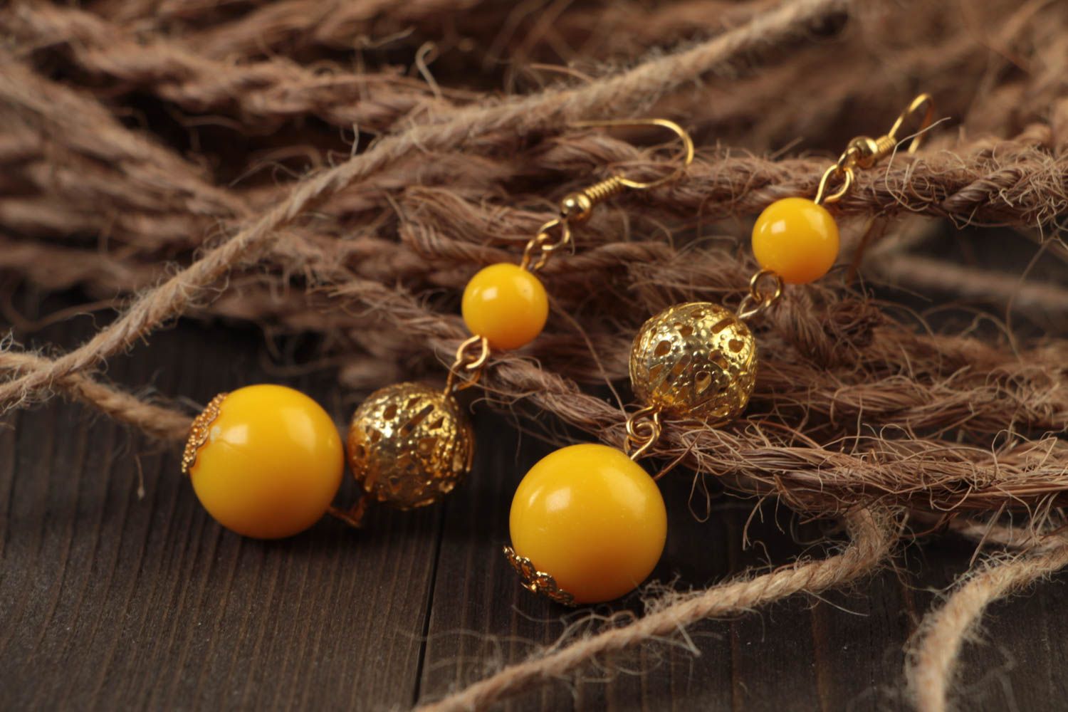 Juwelier Modeschmuck handmade Metall Ohrringe lang in Gelb handgemachte Ohrringe foto 1