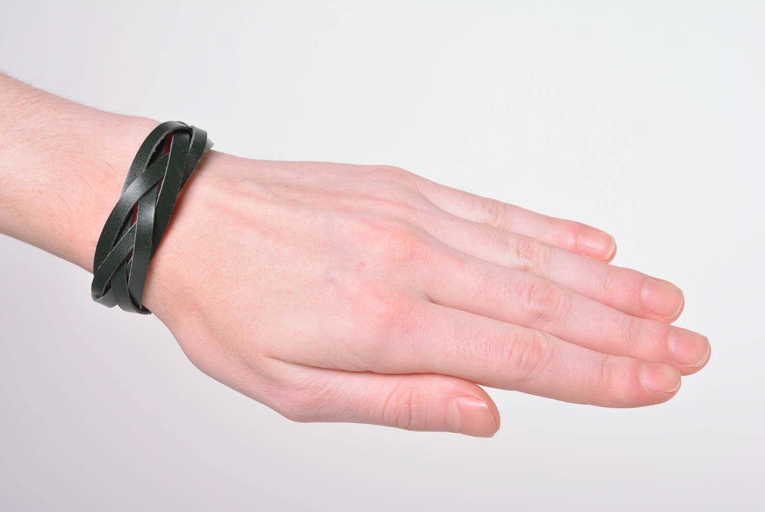 Bracelet en cuir noir fait main Bijou de main original Accessoire pour femme  photo 2
