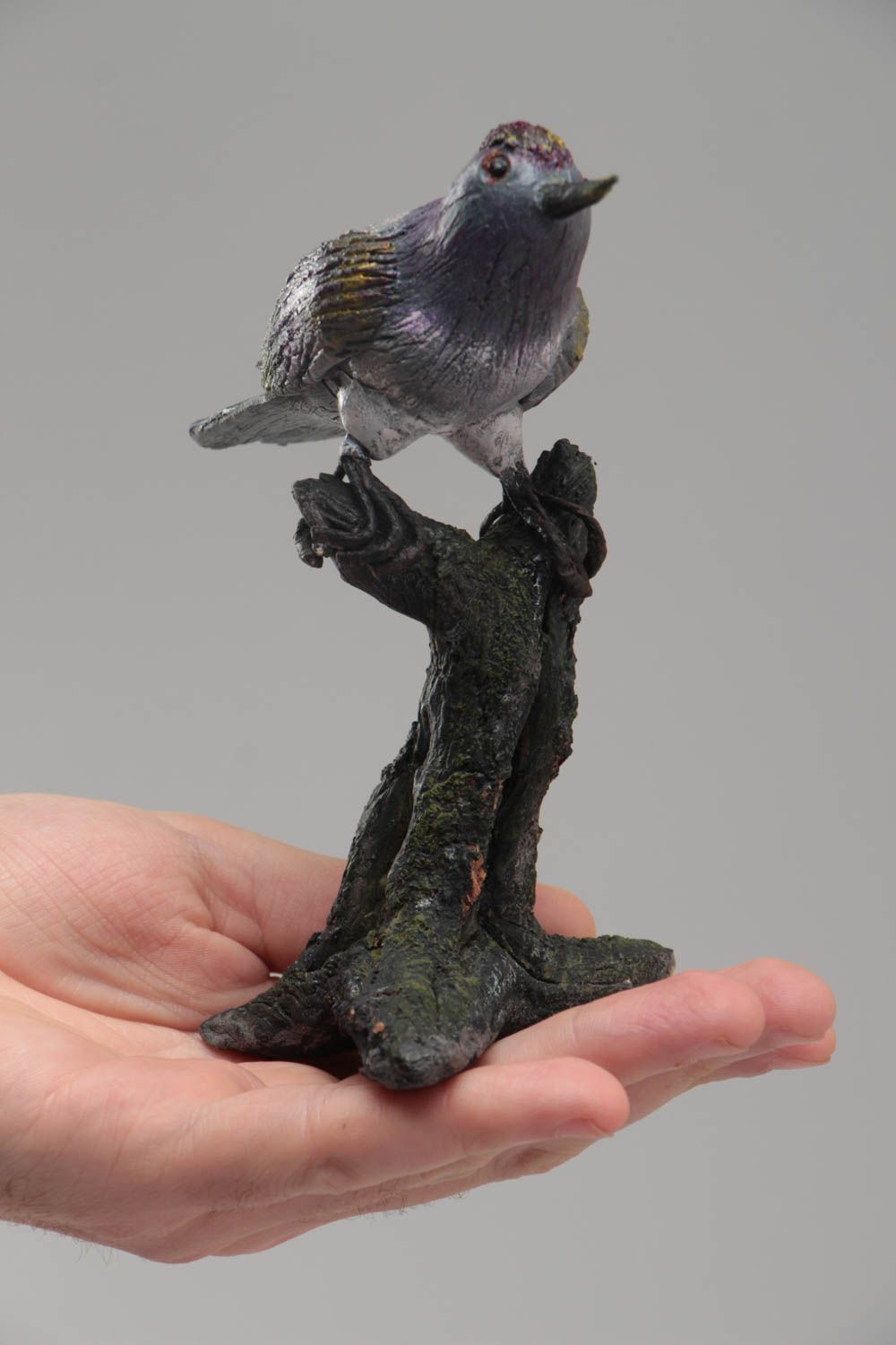Фигурка птицы из полимерной глины на дереве небольшая красивая ручной работы фото 5